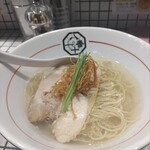 81番 - うま味塩そば(細麺)透明感！