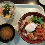 Y'S ランチキャフェテリア - 日替わり丼（ご飯大盛）+サラダ