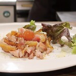 トリワイン ＰＩＫＯＳＨＨＨＵ - 地鶏ももタタキの洋風ユッケ