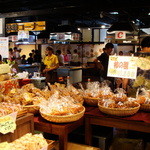 新潟せんべい王国 - 店内ではいろいろな煎餅を販売