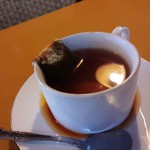 メラプティ カフェ - エエ具合でこぼれて出てきた紅茶(^^;)