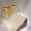 Moo - 奥が濃厚チーズケーキ、手前がバスクチーズケーキ。バスクのクリーミー感が素晴らしい