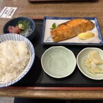 Hamayaki Kaisen Izakaya Daishousuisan - 【2024.5.1(水)】日替り焼き魚定食（並盛・鮭）980円