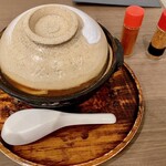 Yamamotoya Souhonke - 「名古屋コーチン親子煮込みうどん」@2233    蓋をしないで煮るので、蓋には空気穴がありません。その為、蓋を逆さにしてうどんを入れて冷ましながら食べる方も多いようです。