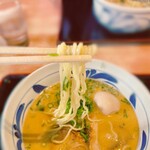 Noppin Ramen - 中太ストレート麺がスープと絡み合い、塩分控えめながらも深いコクとゴマの風味が際立つ。 トッピングのチャーシュー、青ねぎが、バランスの取れた一杯を完成させる。