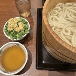 Marugame Seimen - ネギ、生姜も盛らせてもらいます。出汁つゆも美味しい