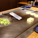鉄板焼ステーキレストラン 碧 - 沖縄県産ピーマンや島豆腐、紅芋だんごが焼かれます。