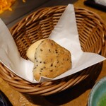 鉄板焼ステーキレストラン 碧 - パン、ガーリックオイルで頂きます。ゴマパン旨し。