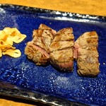 鉄板焼ステーキレストラン 碧 - テンダーロインステーキとガーリックチップ。