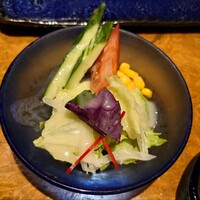 鉄板焼ステーキレストラン 碧 牧志店 - サラダ。二種類のドレッシングから選べます。