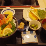 おさかな食堂 マキハラ商店 - 海鮮丼と天ぷらセット