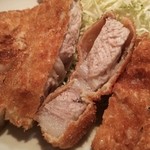 とんかつ専門 とんき - 肉厚２．５センチぐらいあり、脂身が甘くて美味しい♪
