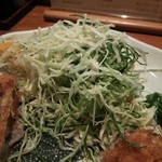 とんかつ専門 とんき - カウンターに座ると、キャベツを大将が勝手に補充してくれます（笑）