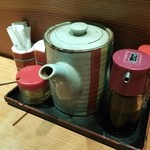 とんかつ専門 とんき - 卓上アイテムは特製ソース・からし・塩・七味・醤油・爪楊枝