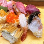 金寿司 地魚定 - 伊勢海老（右端）が入っているのに驚き！ 感動の食感と天然の甘み