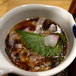Kanda Ogawachou Taimeshi Maki - その二。　木箱の鯛のお刺身を出汁醤油に漬け込み、まずは少しそのまま食べてみる。