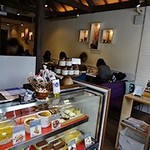 Cafe Xando - 入口にはスイーツのショーケースがあります