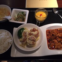 過門香 點 有楽町イトシア店 - ざっくり乗ってるあたりがらしくて好きかも。エビの太っちょ感がお分かりいただけるだろうか。お分かりいただけ〜。２種盛りの器がユニーク。