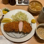 Tonkatsu Tsukiuma - 【上ロースカツ定食200ｇ】