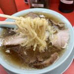 邦ちゃんラーメン - 中太のストレート平打ち麺の麺リフト