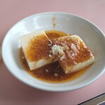 香港苑 - お通し。麻婆餡のかかった冷奴
