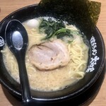 横浜家系ラーメン 小作大和家 - 毎月1日醤油（塩）ラーメン　¥500- どんぶりのロゴが正面に配膳されていないのに違和感