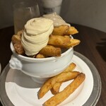 DE FRITES STAAN - マヨネーズソースは手前サワーソース，奥がトリュフ