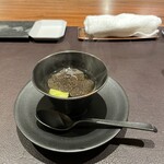 イル アオヤマ - コンソメスープ、そら豆とイタリア産トリュフ