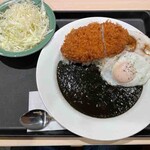 松のや 江戸川橋店 - ロースかつ黒カレー＋目玉焼き、千切りキャベツ