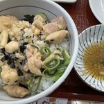 Nakau - ⑧鶏小鉢〜中身をご飯に掛けますが、全て掛けると汁だく、塩分過多になりますので匙で掬ってお好みの量の煮汁を掛けます