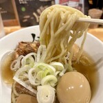 Jinrui Mina Menrui - 麺は中太の丸い麺