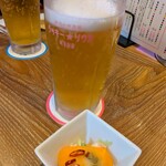 韓国大衆酒場 ラッキーソウル - お通しと生ビールはスーパドライ。