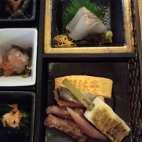 日本料理 隨縁亭 ホテルモントレ仙台 - 石巻漁港から本日の白身御造り（鱸）、本日の焼き魚（鰆）