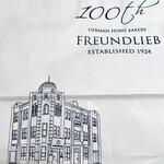 フロインドリーブ - 創業100周年の紙袋のデザインが目を惹く