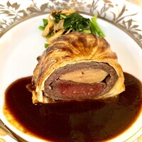 ル・グルニエ - Le Grenierのスペシャリティ。大分県宇佐市から届く柔らかな鹿肉とフォアグラのパイ包み焼き。