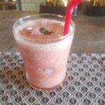 食堂 ナマケモノ - あまおうとパイナップルのスムージー（フレッシュジュース）