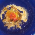 食堂 ナマケモノ - 星空をイメージした、焼き目の美しい鮮魚の塩焼きと、宇宙の謎を感じさせるカラフルな季節の野菜の煮物