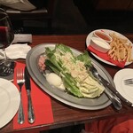 コットンクラブ - シーザーサラダ、フライドポテト、ワイン、レモンサワー