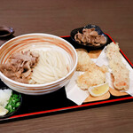 手打ちうどん 大蔵 - 冷肉ぶっかけ、ちくわ天、かしわ天、味付け牛肉