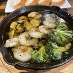 肉バル 栗坊 - えび&ブロッコリーのアヒージョ　950円