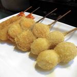 串のこたに - 串揚げ（奥からえび、ちくわチーズなど）