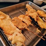 Kushikatsu Tarou - 令和6年4月 営業時間(17:00〜23:00)
                      太郎のほろよいセット 税込990円
                      生中、おまかせ串かつ6本(もつ、なす、あじ、たこ、さつまいも、ちくわ)、牛すじ煮込み2本