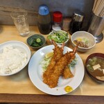 味の店双葉 - 料理写真:エビフライ+ご飯+味噌汁+納豆。