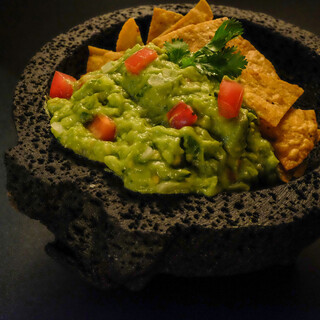 We offer a course menu where you can taste a variety of delicacies, including our famous guacamole.