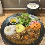 Curry Damom - Damonポークカリー＋カラフル野菜、ホットスチームミルク