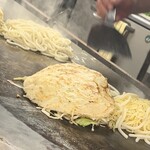 お好み焼カープ - 原田製麺さんの生麺を茹でて入れる