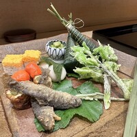 八寸 - コシアブラの天麩羅　鯛昆布〆のちまき寿司　筍木の芽和え　鶏肉味噌入り柏餅　錦玉子　スモークサーモン温泉卵包み　鰻の八幡巻き　アマゴの南蛮漬け