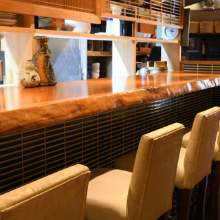 Relax and unwind in a warm Japanese-style space. We also boast colorful tableware.