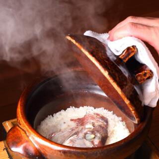 The appeal of this restaurant is its "Taimeshi" and "Seasonal Fish Rice," which are carefully cooked in a large stove.