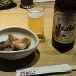 Ganko - 付出し（294円）とビンビール（アサヒスーパードライ中ビン）（630円）。